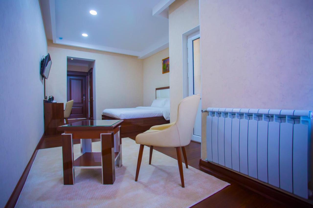 Hotel Ayni Doesjanbe Buitenkant foto